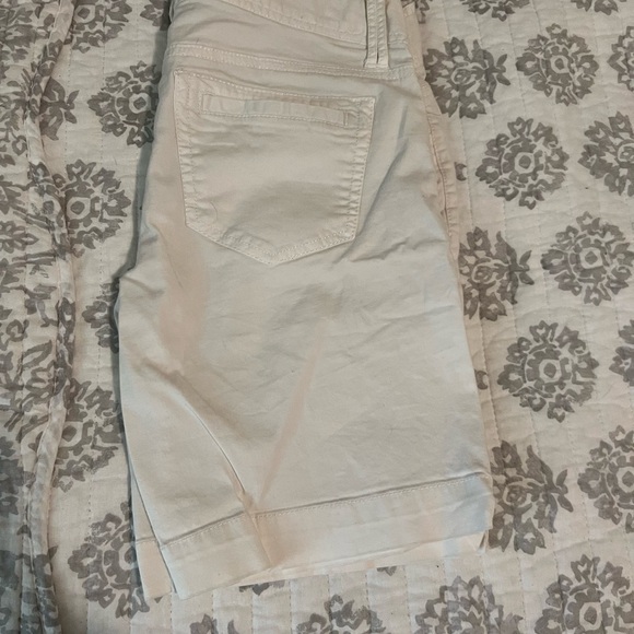 Lowrise white Guess shorts - Picture 2 of 3
